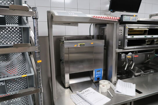 Rustfri stålbord med indhold (brødrister medfølger ikke)