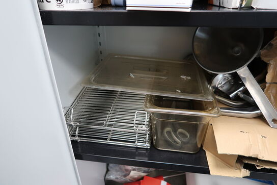 Stålskab med div. Køkkenudstyr (fritureolietester medfølger ikke)