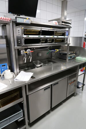 Rustfri stålbord med køleenhed (varmeskab medfølger ikke)