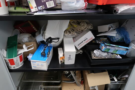 Stålskab med div. Køkkenudstyr (fritureolietester medfølger ikke)