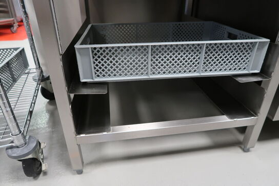 Rustfri stålbord med indhold (brødrister medfølger ikke)