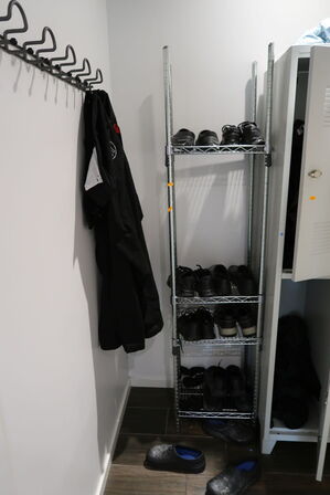 2 stk. stole, bord, reol samt omklædningsskabe med indhold