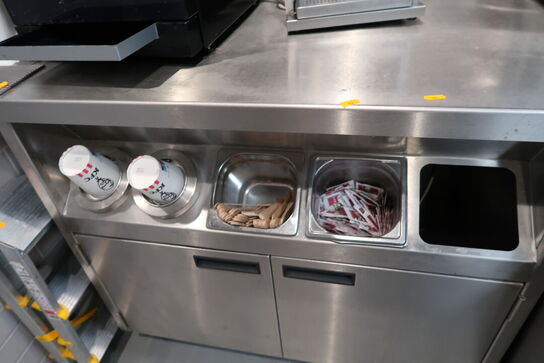 Rustfri stålbord med indhold (2 stk. maskiner medfølger ikke)