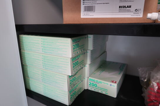 Stålskab med div. Rengøringsmidler