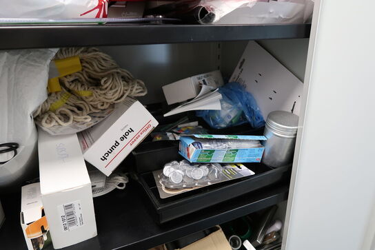 Stålskab med div. Køkkenudstyr (fritureolietester medfølger ikke)