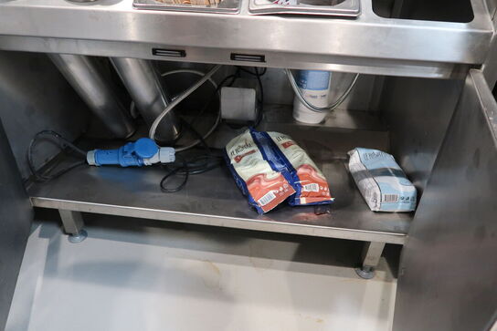 Rustfri stålbord med indhold (2 stk. maskiner medfølger ikke)