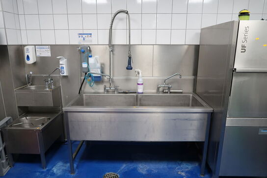 Rustfri stålvaske med armatur m.m.