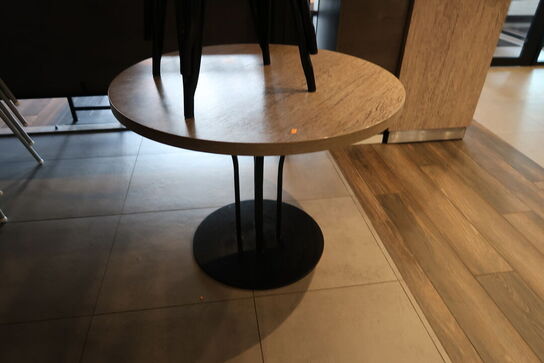 2 stk. borde, 6 stk. stole samt 4 stk. børnestole