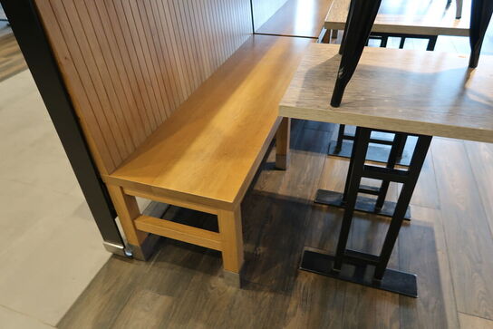 3 stk. borde, 4 stk. stole samt 2 stk. bænke