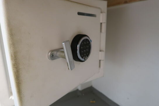 Kontorstol samt printer XEROX B235 og pengeskab