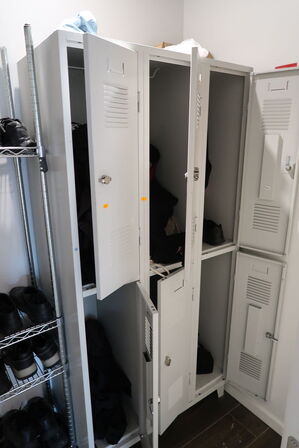 2 stk. stole, bord, reol samt omklædningsskabe med indhold