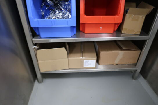 Rustfri stålbord med indhold (mosmaskine medfølger ikke)