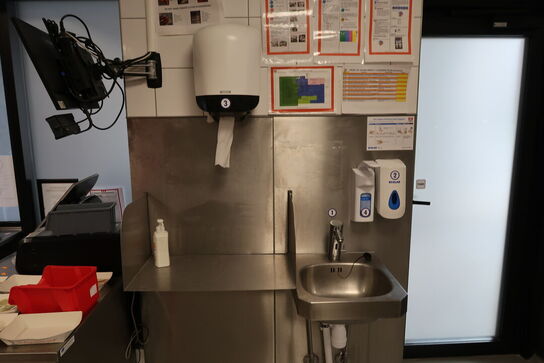 Håndvaskestation, hylde, papirdispenser, sæbedispenser m.m.