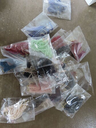 50 stk øreringer i assoterede farver