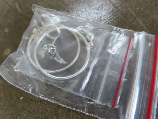 Blandede armbånd og øreringe i kasse