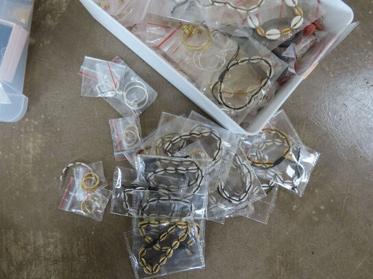 Blandede armbånd og øreringe i kasse