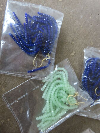 50 stk øreringer i assoterede farver