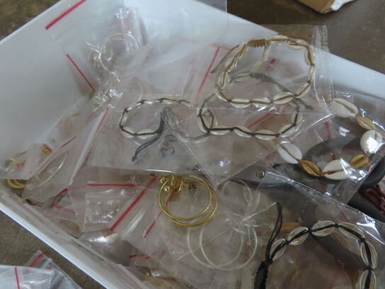 Blandede armbånd og øreringe i kasse