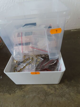 Blandede armbånd og øreringe i kasse