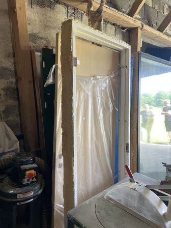 Vinduer, døre, brædder, krydsfinér m.v. (se billeder)