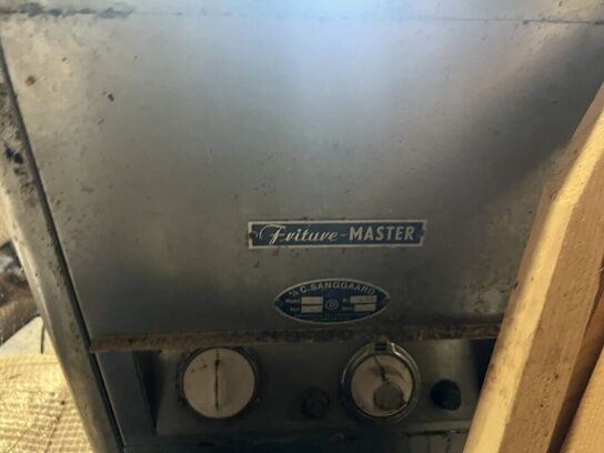 Stole, partytelte/pavillioner, køleskabe, friture m.v. (se billeder)