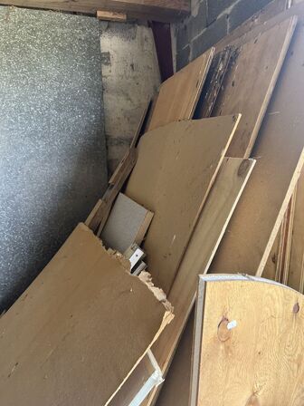 Vinduer, døre, brædder, krydsfinér m.v. (se billeder)