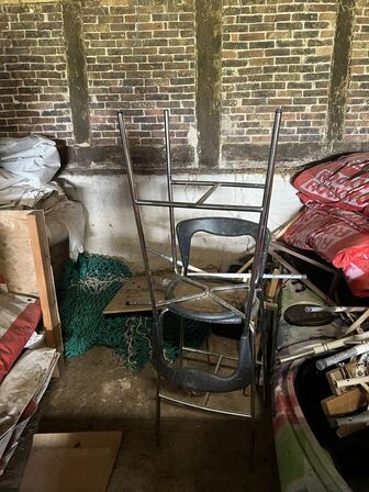 Stole, partytelte/pavillioner, køleskabe, friture m.v. (se billeder)