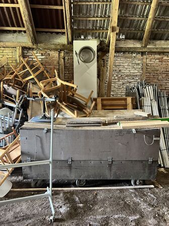 Stole, partytelte/pavillioner, køleskabe, friture m.v. (se billeder)