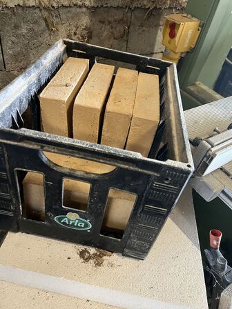 Vinduer, døre, brædder, krydsfinér m.v. (se billeder)