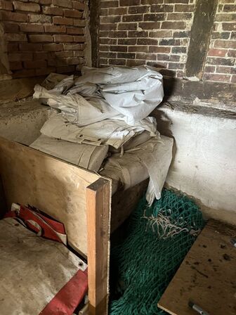 Stole, partytelte/pavillioner, køleskabe, friture m.v. (se billeder)