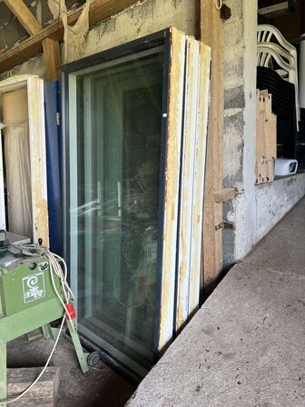 Vinduer, døre, brædder, krydsfinér m.v. (se billeder)