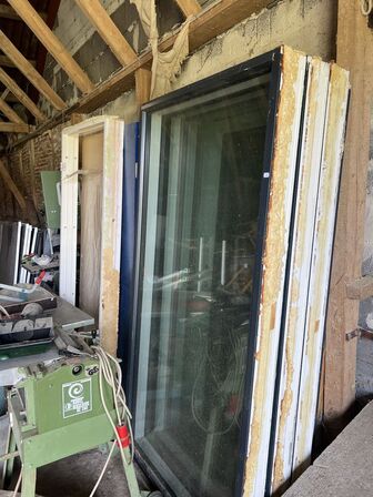 Vinduer, døre, brædder, krydsfinér m.v. (se billeder)