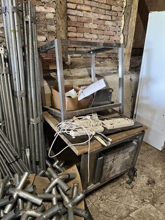 Stole, partytelte/pavillioner, køleskabe, friture m.v. (se billeder)