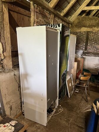 Stole, partytelte/pavillioner, køleskabe, friture m.v. (se billeder)