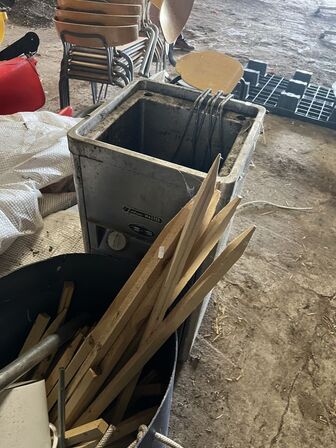 Stole, partytelte/pavillioner, køleskabe, friture m.v. (se billeder)