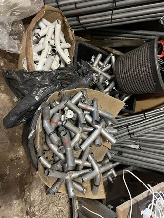 Stole, partytelte/pavillioner, køleskabe, friture m.v. (se billeder)