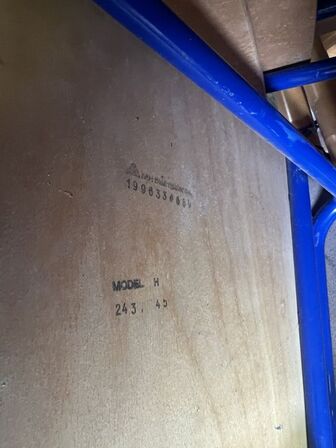 Stole, partytelte/pavillioner, køleskabe, friture m.v. (se billeder)