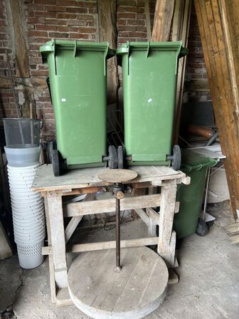 Stole, partytelte/pavillioner, køleskabe, friture m.v. (se billeder)