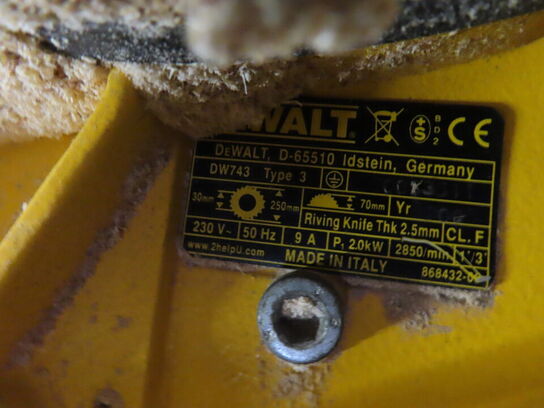 Bordrundsav DEWALT DW 743