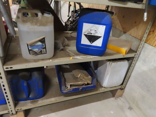 Lagerreol med indhold