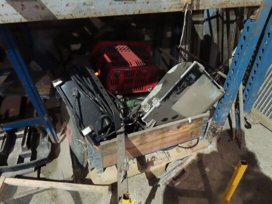 Diverse fliser, arbejdslamper, m.v.