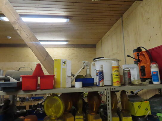 Lagerreol med indhold