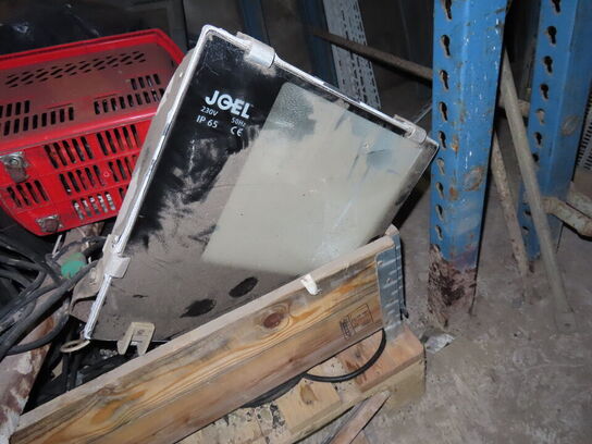 Diverse fliser, arbejdslamper, m.v.