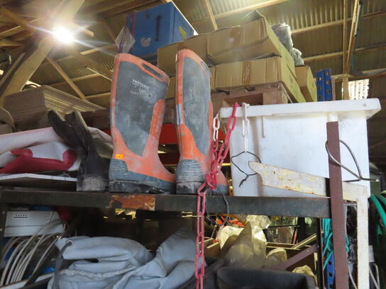 Indhold på reol af diverse stropper, m.v.