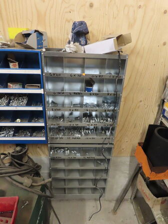 Sortimentsreol med indhold