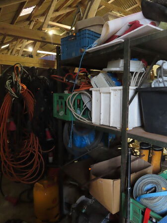 Indhold på reol af diverse ukrudtsbrænder byggestrømstavler, m.v.