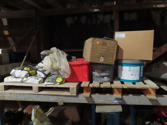 Diverse fliser, arbejdslamper, m.v.