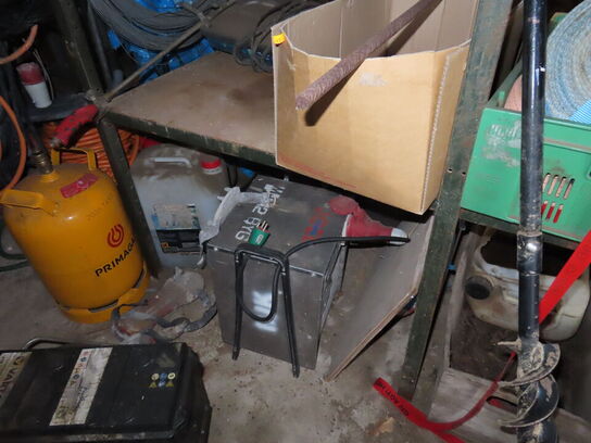 Indhold på reol af diverse ukrudtsbrænder byggestrømstavler, m.v.