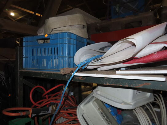 Indhold på reol af diverse ukrudtsbrænder byggestrømstavler, m.v.