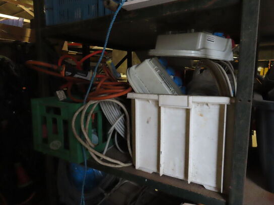 Indhold på reol af diverse ukrudtsbrænder byggestrømstavler, m.v.